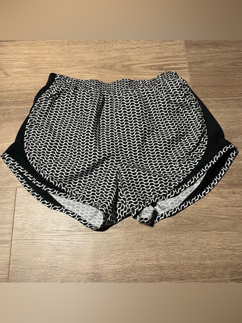 Nike Dri-Fit Womens Small Athletic Shorts Black White Wavy Print Tempo Geometric
